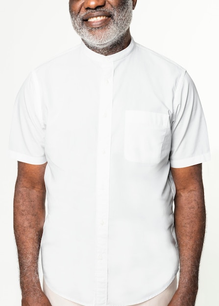 襟なしの白いシャツpsdモックアップメンズアパレル