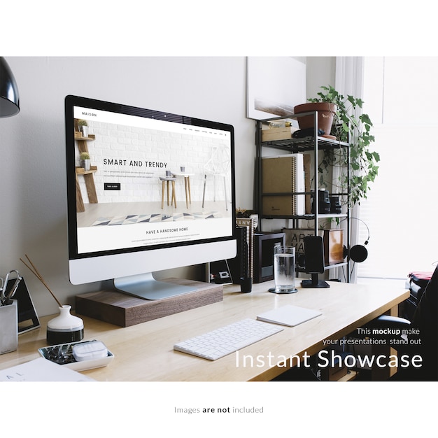 オフィスデスクトップ上のコンピュータがモックアップ