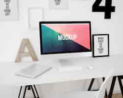 無料PSD 白いデスクトップ上のコンピュータがモックアップ