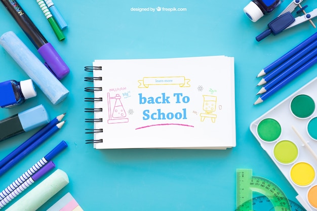 PSD gratuito creative torna a scuola mockup con blocco note orizzontale