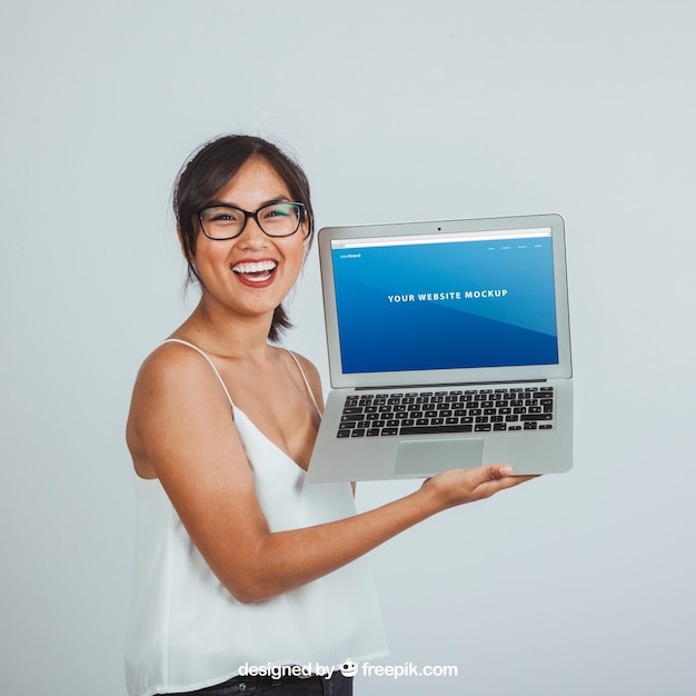 PSD gratuito disegno di modellare con giovane donna felice e schermo del computer portatile