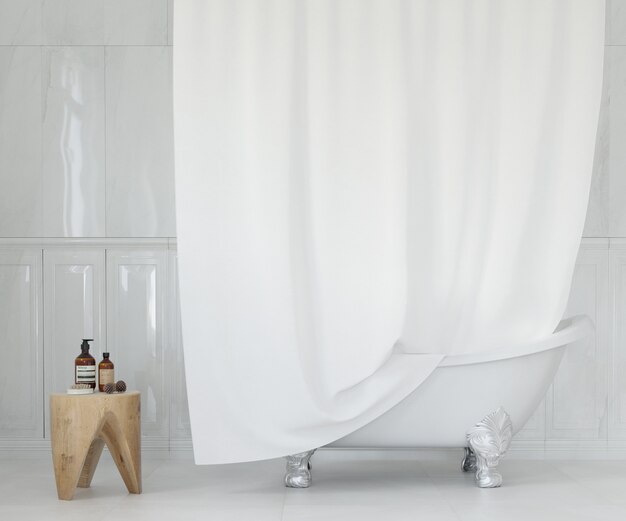 白いカーテン付きのエレガントなバスルーム