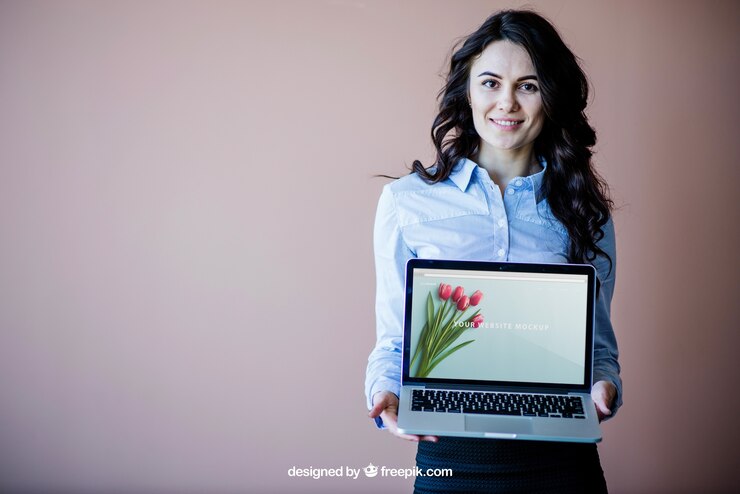 Free PSD elegant business woman presenting laptop