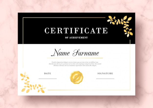 Elegante certificato di conseguimento con modello psd di foglie d'oro