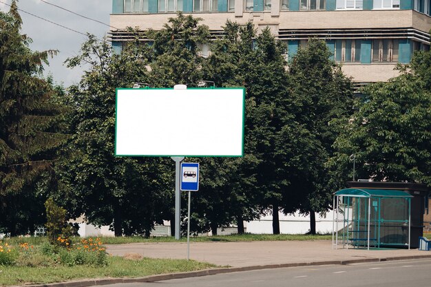 Пустой рекламный щит в городе