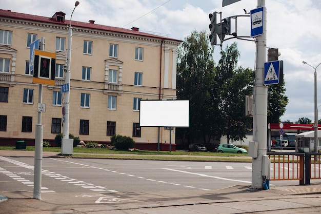 Пустой рекламный щит в городе