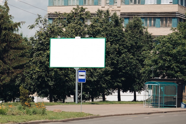 Бесплатный PSD Пустой рекламный щит в городе