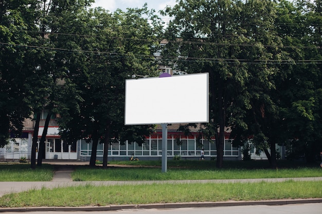 Бесплатный PSD Пустой рекламный щит в городе
