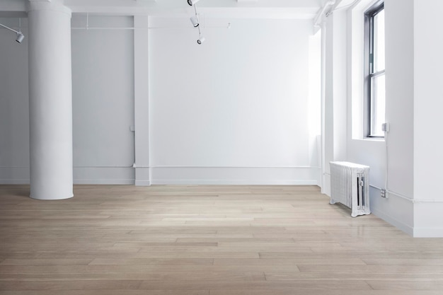 白い壁と寄木細工の床の空の部屋のシーン