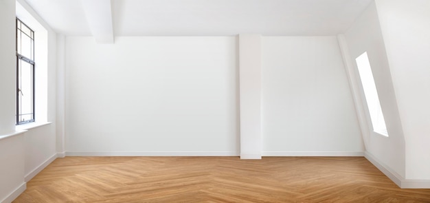 흰 벽과 쪽모이 세공 마루 바닥이 있는 빈 방 장면