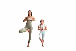 PSD gratuito istruttore di yoga femminile che fa meditazione con la ragazza