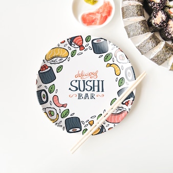 寿司​プレート​と​白い​背景​の​上​の​箸​の​フラットレイアウト