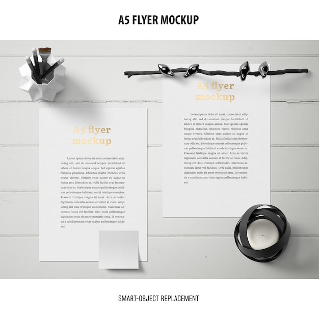 PSD gratuito flyer mockup in un desktop