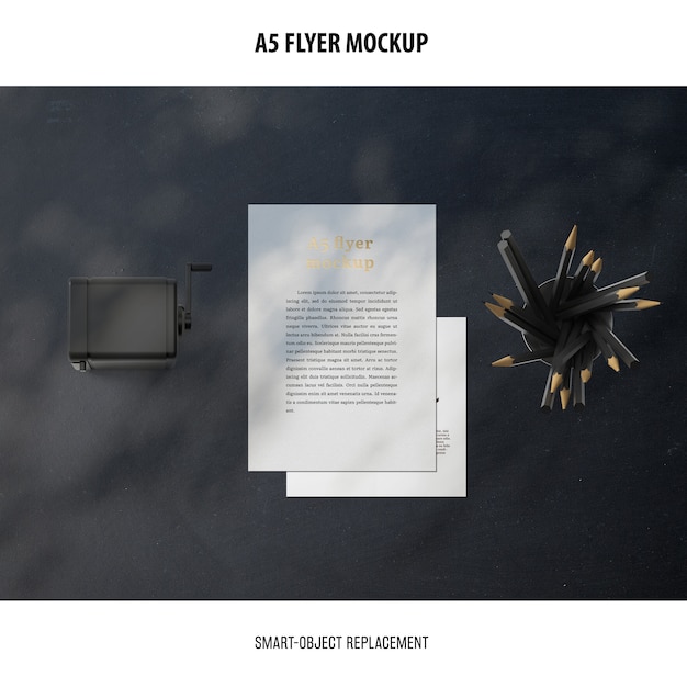 PSD gratuito flyer mockup in un desktop