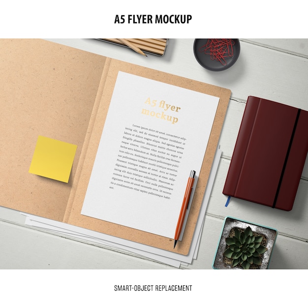 PSD gratuito flyer mockup in un desktop