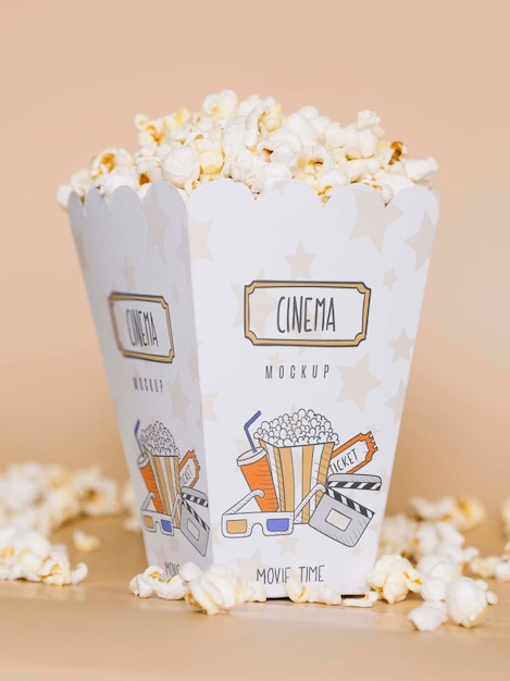 Вид спереди попкорна кино в чашке