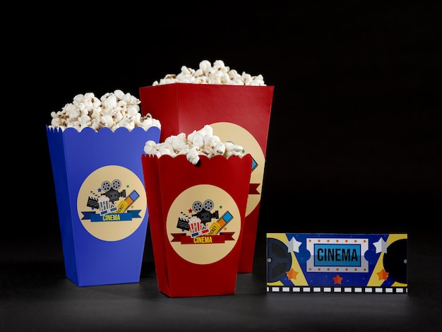 Вид спереди кино попкорн с билетом