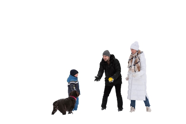 Famiglia a tutto campo che gioca con il cane