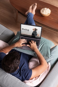 Полный кадр мужчина смотрит фильм на ноутбуке