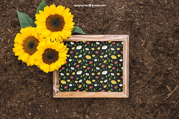 PSD gratuito mockup di giardinaggio con ardesia e girasole