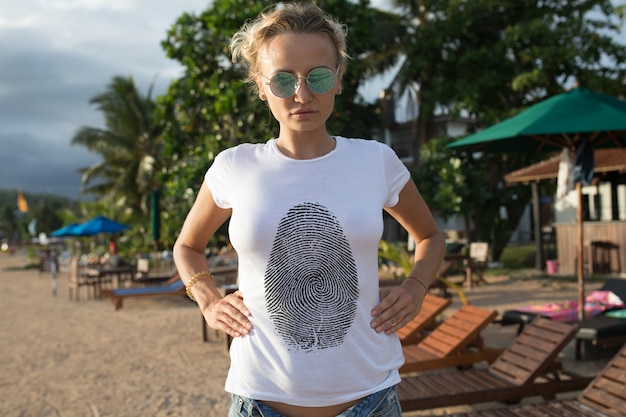 Girl on the beach t-shirt mock-up Premium Psd