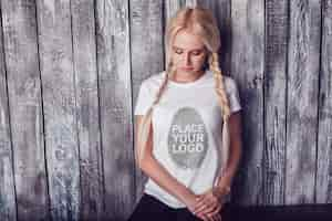 PSD gratuito ragazza t-shirt mock-up