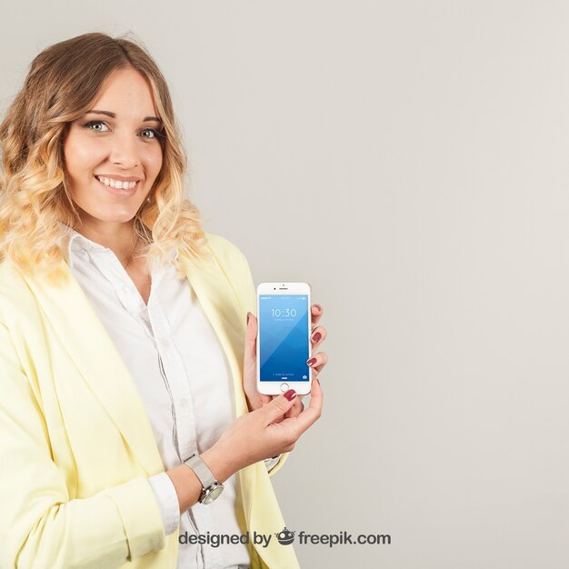 スマートフォンを見せている美しい女性