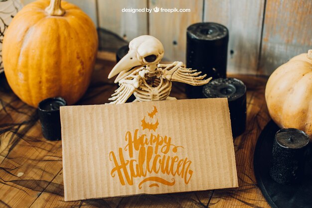 Mockup di halloween con scheletro di cartone e di uccelli