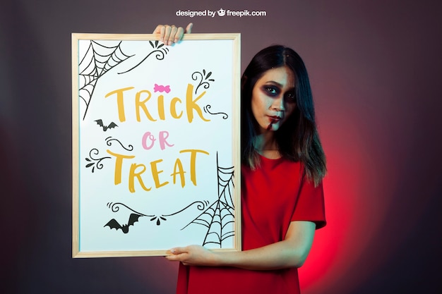 Mockup di halloween con la lavagna della holding della ragazza