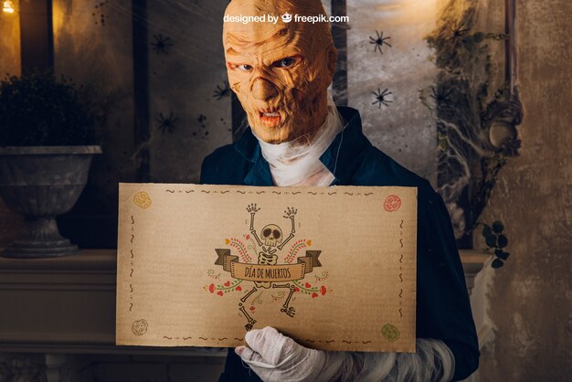 Хэллоуин макет с монстром, держащим картон