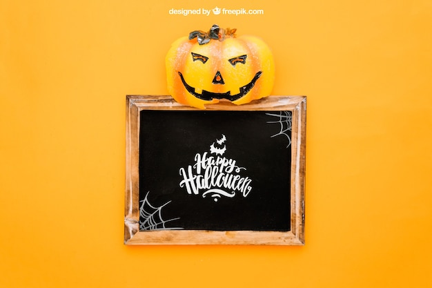 PSD gratuito mockup di halloween con zucca op superiore di ardesia