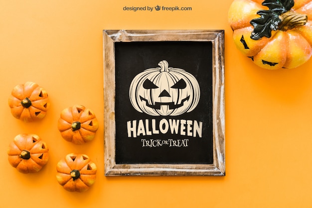 PSD gratuito mockup di ardesia di halloween con zucche creepy