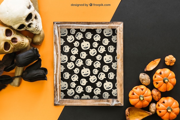 PSD gratuito mockup di ardesia di halloween con i crani e le rose nere