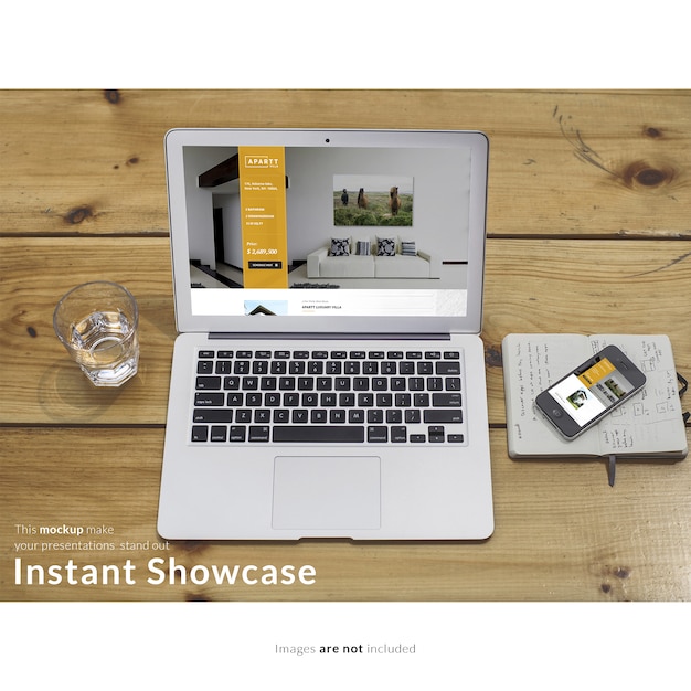 無料PSD 木製のテーブル上のラップトップは、モックアップ