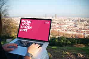 Free PSD laptop screen mock up design