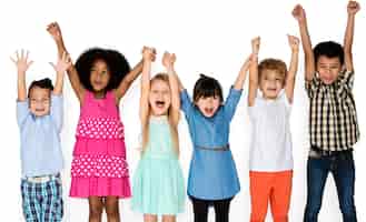 Бесплатный PSD Маленькие дети с поднятыми руками