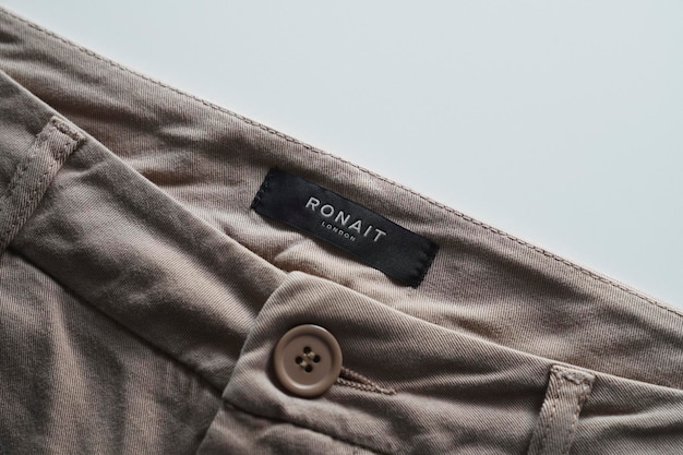 Pantaloni corti marroni con logo mockup label