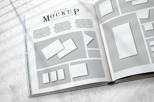 Mockup di layout della rivista sul pavimento