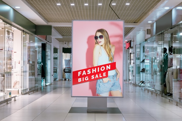 Centro commerciale pubblicità mock-up donna sul tabellone per le affissioni