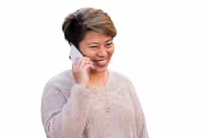 무료 PSD 중간 샷 웃는 여자 전화 통화