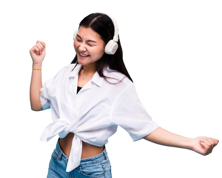 無料PSD スタジオでポーズをとっている中型の若い女性