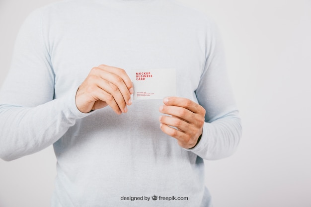 Макет дизайна с человеком, держащим визитную карточку