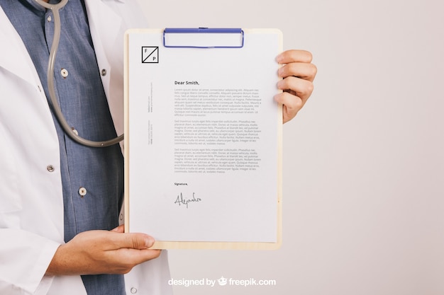 Free PSD mock up design withmedical doctor holding clipboard