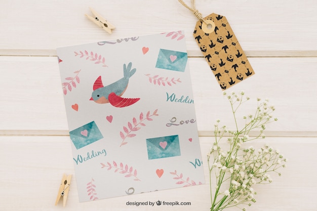 PSD gratuito mock up con etichetta, modello, clothespins e fiori