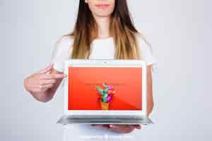 Бесплатный PSD Концепция макета женщины, представляющей ноутбук