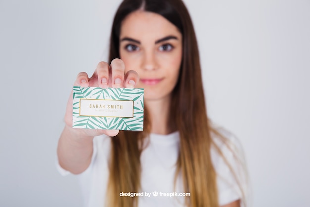 Бесплатный PSD Концепция макета молодой женщины, представляющие визитную карточку