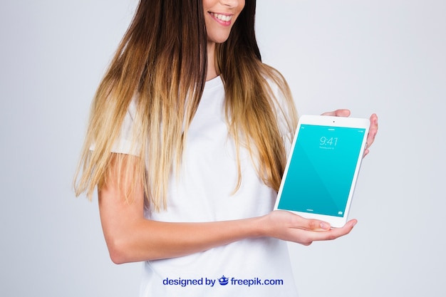 Free PSD mockup concept of woman looking at tablet