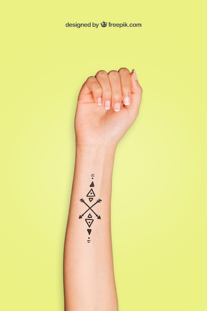 Бесплатный PSD Макет для тату-искусства на руке
