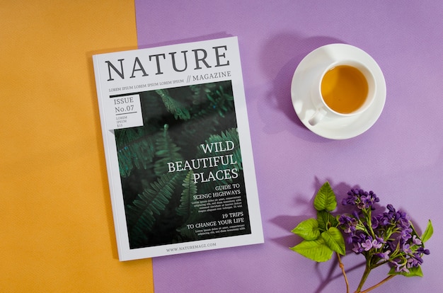 Журнал о природе рядом с чашкой кофе и лавандой