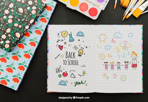 PSD gratuito notebook con disegni a mano e materiali scolastici